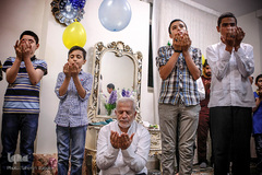 در اعیاد و مراسم ها حاج ولی در جمع جوانان حاضر شده و به جشن و قرائت قرآن می پردازد