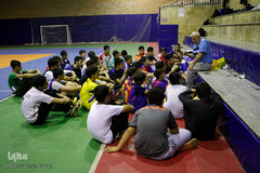 حاج ولی در مجموعه ورزشی دارالشهدا به جوانان قرآن آموز خود، آموزش فوتسال می دهد