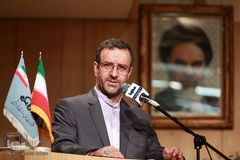 مجیدی مشاور وزیر نفت و دبیر شورای فرهنگی اقامه نماز