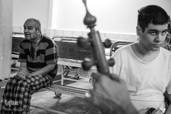 علی بیمار اوتیسم ۱۸ ساله و محمد حسن در حال شنیدن موسیقی است که توسط مدیر موسسه نواخته می شود.
موسیقی درمانی بخشی از درمان بیماران در این موسسه است.