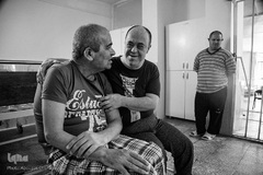 محمد حسن در حال شوخی کردن با محمود، حسن از دور به آن ها نگاه می کند. حال محمدحسن پس از صحبت کردن با برادر خود بهتر شده است.