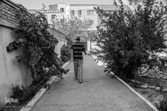 محمد حسن در وقت ملاقات که در بهترین حالت یک ساعت طول می کشد در حال قدم زدن می باشد.