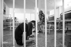 محمد حسن در طی روز چندین بار در خود فرو رفته و تنها در یک گوشه می نشیند.