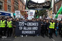 مسلمانان پلاکاردی در محکومیت داعش در مراسم عاشورا در خیابان آکسفورد لندن حمل می کنند
