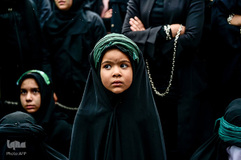 یک دختر جوان در مراسم مذهبی برگزار شده برای عشایر مسلمان شیعه در استانبول شرکت می کند