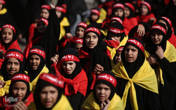 زنان مسلمان شیعه لبنانی وابسته به جنبش دانشجویی حزب الله، در طی مراسم عاشورا در بیروت