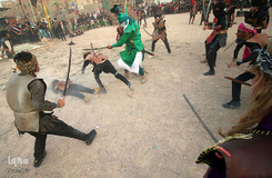 مسلمانان شیعه عراق در تعزیه نبرد کربلا در شهر بصره