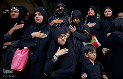 زنان شیعه مسلمان در حالی که در صفوف عاشورا در احمدآباد هند تماشا می شوند، مراسم عزاداری را تماشا می کنند