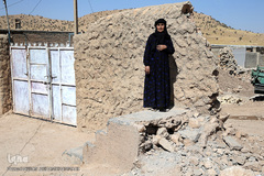 پیرزنی از اهالی روستای زلزله زده گنجور