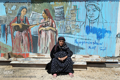 پیرزنی از اهالی محله فولادی سرپل ذهاب که همچنان در کانکس زندگی می کند