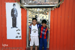 کودکان زلزله زده محله فولادی سرپل ذهاب در مقابل سینمای کانکسی