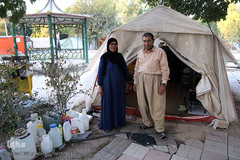 خانواده ای زلزله زده که در یکی از پارک های سرپل ذهاب روزگار خود را سپری می کنند