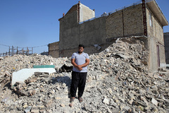 فرزند مالک یکی از واحد های مخروبه سر پل ذهاب که تا کنون موفق به آواربرداری نشده اند