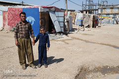 پدر و پسر مستاجر که بلاتکلیف در کانکسی در محله زعفران سر پل ذهاب به سر می برند، آقای گلستانی در خواست رسیدگی و کمک مصرانه از مسئولین داشت