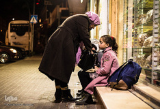 فلسطینی‌ها در حبرون قبل از سوار شدن به اتوبوس صلیب سرخ برای یک روز طولانی و خسته کننده غذا و آب تهیه می‌کنند.