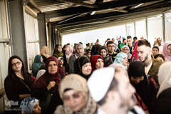 بستگان اسیران فلسطینی در ایست بازرسی منتظر می‌مانند. فلسطینیان برای ورود به سرزمین‌های اشغالی نیاز به مجوز دارند. در روزهای شلوغ وقتی صدها نفر برای ملاقات به زندان‌ها می‌روند، عبور از ایست بازرسی ممکن است ساعت‌ها طول بکشد.