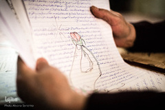 درغمه در فاصله بین ملاقات فرزندش، نامه‌هایی را که پسرش برای او از زندان نوشته است را دوباره می‌خواند.