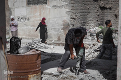 گروهی از دوستان در تعمیر خانه «احمد العبادی» در غرب موصل کمک می‌کنند. این خانه نخستین بار پیش از آنکه توسط یک خودروی ارتش عراق تخریب شود، هدف خمپاره قرار گرفت. این خانه طی عملیات بازپس‌گیری شهر موصل از چنگال داعش، توسط یک بولدوزر دولتی تخریب شد.