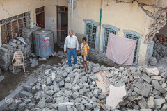 «قطحان احمد یونس» 55 ساله خانه‌اش را در سال 1988 خرید. او می‌گوید: خانه زیبایی با چشم‌انداز رود دجله بود. اما خانه‌ام بر اثر بمباران هوایی سال 2017 نیمه ویران شد و اکنون محل زندگی موش‌ها شده است. او که بیکار است امیدوار است به لطف سخاوت سایر عراقی‌ها خانه خود را بازسازی کند.