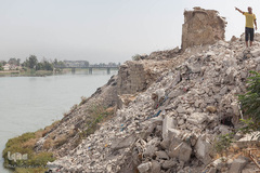 با تخریب 40 هزار خانه در غرب موصل در جریان جنگ علیه داعش، بسیاری از محله‌های این بخش از شهر خالی از سکنه است. بنابر آمار «شورای پناهندگان نروژ» در جولای 2018، حدود 8 میلیون تُن آوار در موصل به وجود آمده و بیش از 63 هزار خانواده هنوز در اطراف شهر بی‌خانمان هستند.