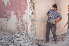 «احمد العبادی» از برخی دوستان خود 500 دلار قرض گرفت تا کار اولیه ساخت خانه یک خوابه را شروع کند. او می‌گوید: برای ساخت کامل خانه بیش از 5000 دلار نیاز داریم. با اینکه به ظاهر زنده‌ام اما از درون احساس مردگی می‌کنم.