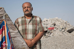 «محمد حازم عباس» 52 ساله در مقابل خرابه‌های خانه‌اش که در جریان بمباران سال 2017 تخریب شده چادر زده است. او در اعتراض به نبود حمایت دولتی در بازسازی شهر موصل دست به این کار زده است. عباس می‌گوید: از سال 2003 به بعد، از دولت‌ها چیزی نصیب ما نشده است.