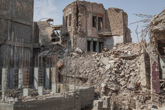 «معتز یوسف» مدیر سازمان «دست یاری» سازمانی غیر دولتی عراقی که در بازسازی خانه‌ها به مردم موصل کمک می‌کند، می‌گوید: نه مقامات محلی و نه سازمان‌های بین‌المللی در بازسازی خانه‌ها کمک نکردند.