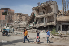 در کنفرانسی که فوریه 2018 در کویت برگزار شد، کمک‌کنندگان بین‌المللی از جمله دولت‌های عضو ائتلاف ضد داعش، 30 میلیارد دلار کمک برای بازسازی عراق تعهد کردند. این مقدار بیشتر به صورت تسهیلات نقدی و سرمایه گذاری تعهد شده است؛ اما فساد گسترده در عراق باعث افزایش نگرانی‌ها شده است.