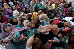 مردم در کشمیر با دیدن یادگاری از پیامبر که گفته می شود مویی از ریش ایشان است، در مقبره حضرت‌بال در سرینگر کشمیر، ابراز احساسات می‌کنند.