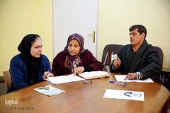 بهزادساغرچی و سیمه صادقی در کارگاه آموزش سواد آموزی در کنار استاد این کارگاه مشاهده می‌شوند.