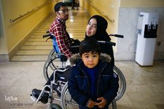 زهرا خوارزمی امروز همراه با برادر کوچک اش به این موسسه آمده است.