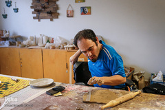 حسن هنرمند، دیپلم IT است، وی یک سال است که در حال یادگیری سفالگری است.