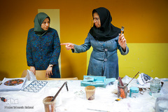 معصومه و زهرا نظافت دو خواهر، هردو دیپلم انسانی دارند و اکنون در رشته‌های نقاشی، چرم و پتینه‌کاری در این موسسه در حال آموزش هستند.