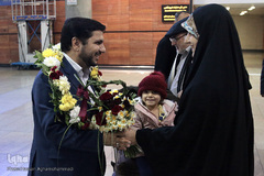 همسر محمدحسن موحدی، نفر دوم شانزدهمین دوره مسابقات بین‌المللی قرآن تونس در مراسم استقبال از وی در فرودگاه بین المللی امام خمینی (ره) 