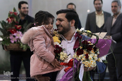 دختر محمدحسن موحدی، نفر دوم شانزدهمین دوره مسابقات بین‌المللی قرآن تونس در آغوش وی