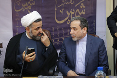 از راست سید عباس عراقچی و  حجت‌الاسلام‌والمسلمین مصطفی بروجردی در مراسم رونمایی از تفسیر «شمس»