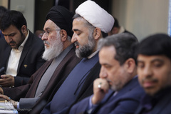 از راست عیسی علیزاده، سیدعباس عراقچی،  حجت‌الاسلام‌والمسلمین مصطفی بروجردی و آیت الله سید مصطفی محقق داماد در رونمایی از تفسیر «شمس»