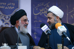 از راست حجت‌الاسلام‌والمسلمین مصطفی بروجردی و آیت الله سیدمصطفی محقق داماد در مراسم رونمایی از تفسیر «شمس»