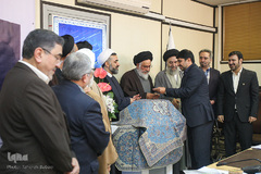 اهدا کارت خبرنگاری افتخاری ایکنا به آیت الله سیدمصطفی محقق داماد و حجت‌الاسلام‌والمسلمین مصطفی بروجردی در مراسم رونمایی از تفسیر «شمس»