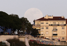 ابرماه گرفتگی خونین معروف به ابرماه گرگ خونین، ۱ بهمن‌ماه