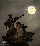 ابرماه گرفتگی خونین معروف به ابرماه گرگ خونین، ۱ بهمن‌ماه