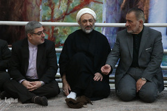 از راست عباس سلیمی، حجت الاسلام محسن عرفاتی، سرپرست شبکه قرآن و معارف سیما و مهدی قره شیخلو در مراسم بدرقه کاروان قرآنی انقلاب از بارگاه نورانی امام خمینی (ره)