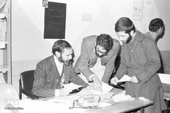 مسئولين دفتر امام خميني در حال رسيدگي به نامه ها و شكايات اقشار مختلف مردم در مدرسه رفاه 