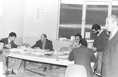 مسئولين دفتر امام خميني در حال رسيدگي به نامه ها و شكايات اقشار مختلف مردم در مدرسه رفاه. محمد شهاب گنابادی در تصویر مشاهده می‌شود.