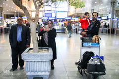 سرود انقلاب در فرودگاه امام(ره)