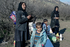 ملیکا به همراه والدین خود برای دریافت کمک به کنار رودخانه آمده است، او از کمک‌هایی که به خانواده آنها شده است خوشحال است. ای کاش این هدایا کمکی هم به روح و حس کودکانه ملیکا می‌کرد.