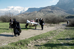 اهالی روستا کمک‌های دریافتی را به کمک الاغ تا محل سکونتشان حمل می‌کنند؛ گاهی آنها حتی تا یک ساعت پیاده روی می‌کنند تا به منزل یا چادر خود برسند.
