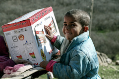 فرزند محمد از کمک‌هایی که به خانواده آنها شده است خوشحال است، محمد هر روز کودکان خود را برای رفتن به مدرسه از آب رودخانه عبور می‌دهد. رودخانه ای که در آن سابقه غرق شدن انسان‌ها وجود داشته است.