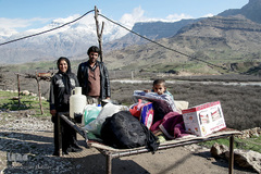 محمد در دهه چهارم زندگی خود قرار دارد و با همسر و چهار فرزند خود در یکی از روستاهای ده دیک شیمبار سکونت دارد، خانه آنها سنگی است و مانند سایر ساکنین روستا آب لوله کشی ندارند.