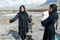 زنان روستا از وضعیت سخت معیشتی و رفت و آمد خود گله می‌کنند؛ به غیر از خانه داری و نگهداری کودکان بیشتر کارها و امورات زندگی در این منطقه بر عهده زنان است.